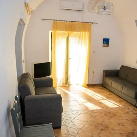 House Close To The Sea In • Messinia * 卡德哈米利